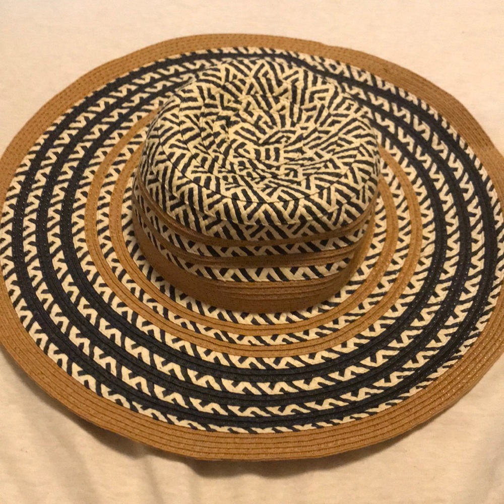 Black and white patterned sunhat